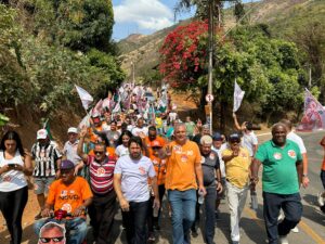 Multidão acompanha Eduardo e Lelé em caminhada por 7 bairros de Timóteo