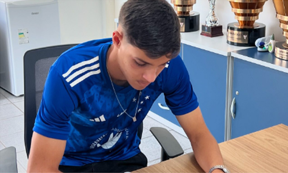 Camisa 10 da base do Cruzeiro celebra contrato profissional: ‘Uma honra’