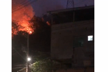 TIMÓTEO EM CHAMAS: No bairro Santa Terezinha, o fogo aproxima das residências, e a fumaça atormenta