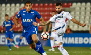 Ramón Ábila, ex-jogador do Cruzeiro em ação (foto: Norberto Duarte/AFP)