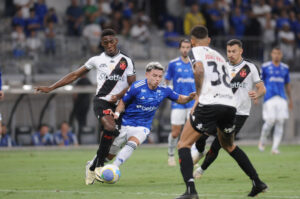 Decisivo contra Vasco, meia do Cruzeiro expõe condição física: ‘Estou com dores’