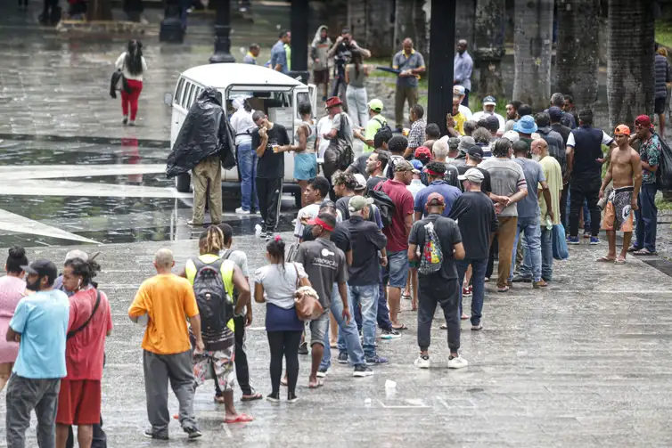 São Paulo (SP) 21/02/2024 - Estudo da UFMG mostra aumento do número de moradores de rua na capital. Moradores de rua recebem comida na Sé em SP.Foto: Paulo Pinto/Agência Brasil