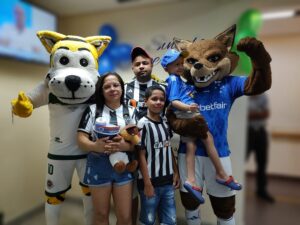 Equipe da Unidade de Oncologia do HMC prepara visita surpresa do Raposão para paciente em tratamento oncológico