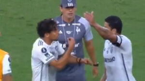 Especialista faz leitura labial de discussão entre Scarpa e Hulk no Atlético