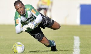 Ex-jogadores criam rifa para ajudar goleiro campeão pelo América no tratamento de câncer