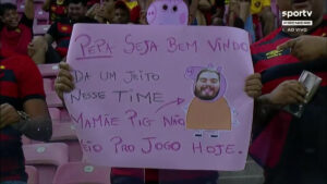 Ex-técnico do Cruzeiro é recebido com cartaz de Peppa Pig na Série B