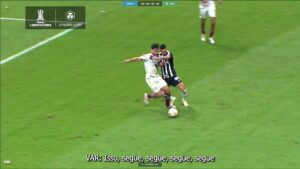 Falta? Veja como VAR de Atlético x Fluminense analisou 2º gol de Deyverson