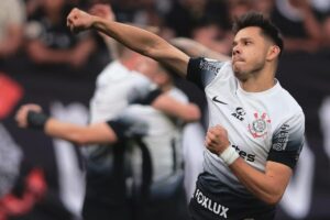 Romero comemora segundo gol do Corinthians (foto: Ettore Chiereguini/AGIF)