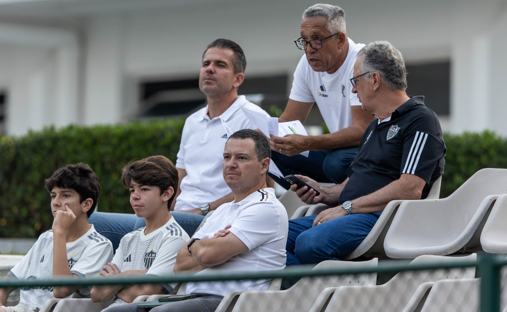 Investidor da SAF do Atlético marca presença em treino na Cidade do Galo