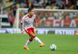 Hugo Mallo em campo (foto: Ricardo Duarte/Internacional)