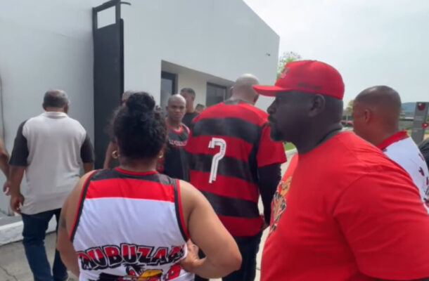 Torcedores do Flamengo estiveram na porta do CT do Flamengo e conversaram com jogadores (foto: Reprodução de vídeo em redes sociais)