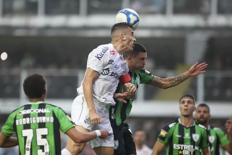 Jogadores do América não se conformam com arbitragem em derrota para o Santos