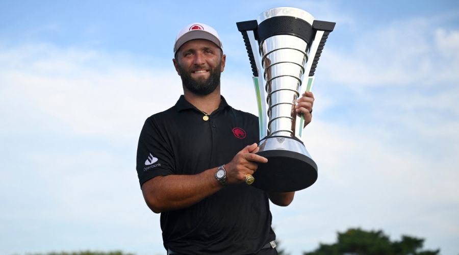 Atleta segura troféu (foto: Quinn Harris / GETTY IMAGES NORTH AMERICA / Getty Images via AFP)