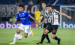 Disputa entre jogadores de Cruzeiro e Libertad (foto: Gustavo Aleixo/Cruzeiro)