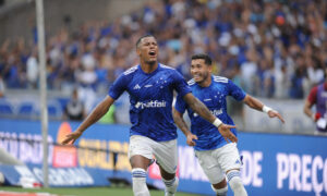 Mattos, do Cruzeiro, confirma venda de Arthur Gomes