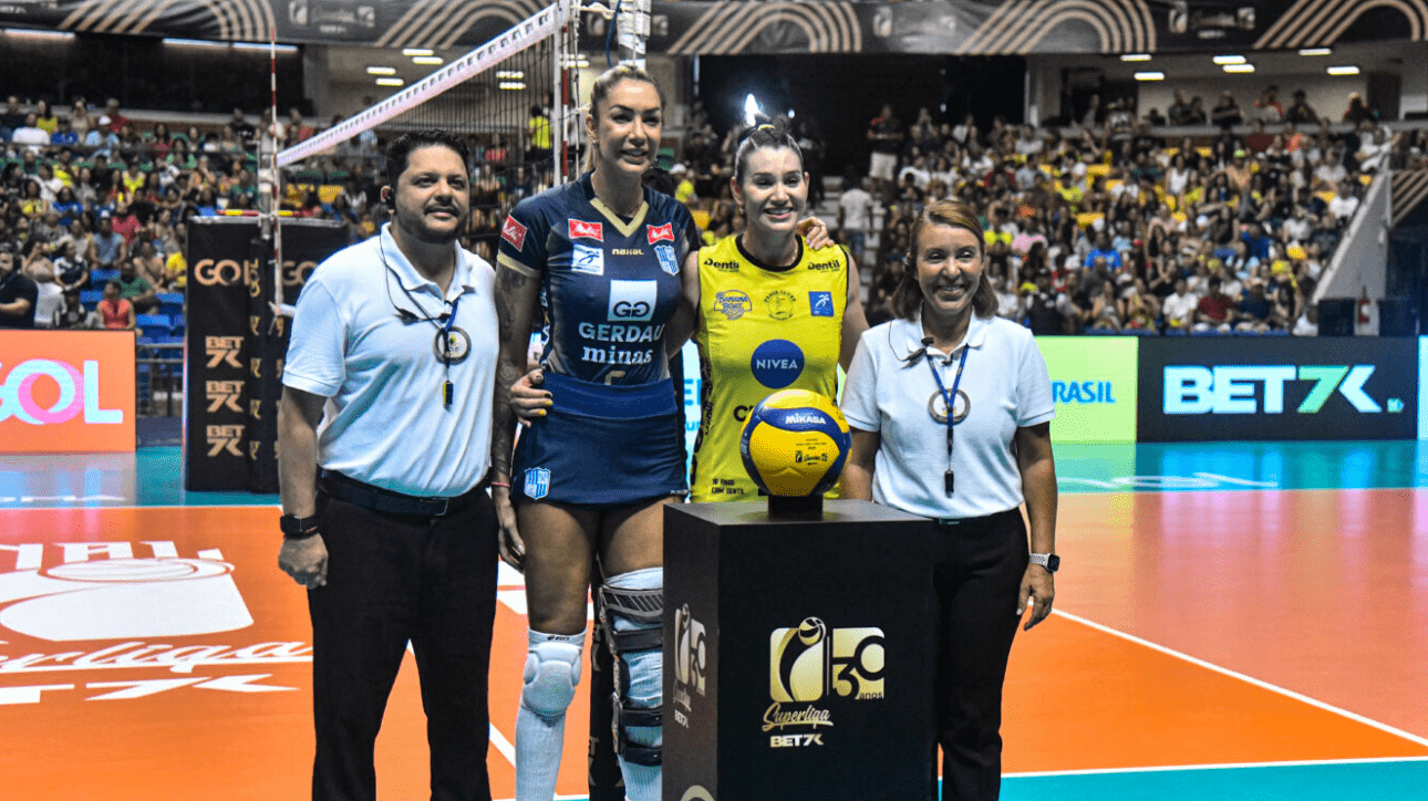 Na foto, estão a central Thaisa. do Minas, e a levantadora Claudinha, do Praia, antes da final da Superliga Feminina de Vôlei 2023/24 (foto: Léo Caldas/Divulgação CBV)