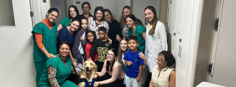 Cão coterapeuta visita ala de pediatria do Hospital do Ipsemg