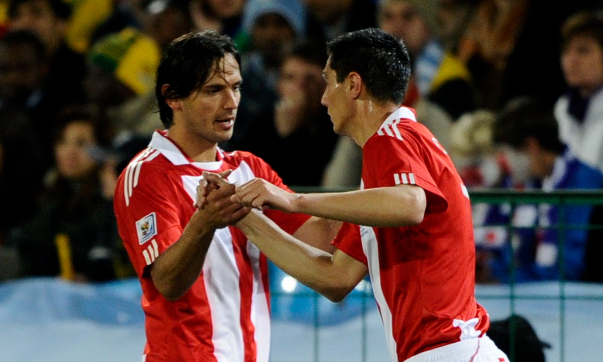 Roque Santa Cruz e Óscar Cardozo em jogo do Paraguai na Copa do Mundo de 2010 (foto: Dylan Martinez/AFP)