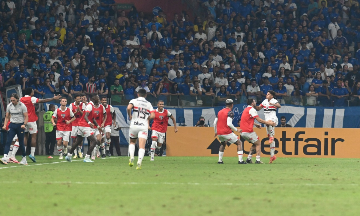 Jogadores do São Paulo comemoram gol contra Cruzeiro (foto: Leandro Couri/EM/D.A.Press)