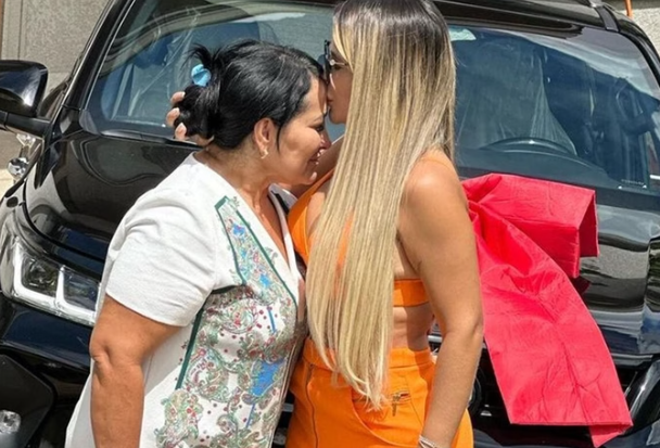 Mãe de Deolane Bezerra é solta e família comemora nas redes sociais » Portal MaisVip