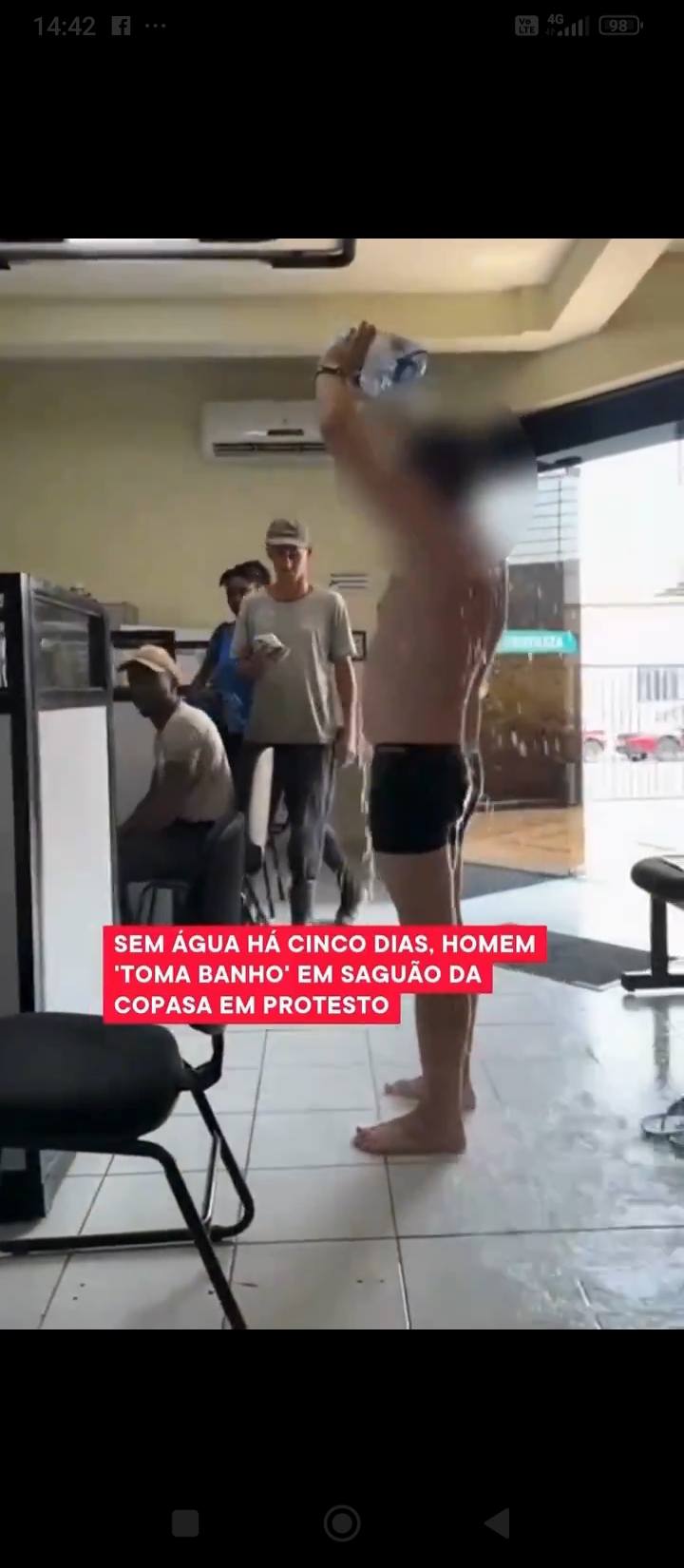 FALTA DE ÁGUA: Veja vídeo. Em protesto, morador toma banho no escritório da Copasa