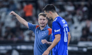 Fernando Seabra orientando Juan Dinenno (foto: Gustavo Aleixo/Cruzeiro)