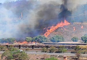 TIMÓTEO EM CHAMAS: Incêndio continua brutal nas áreas de mata do bairro Primavera. Rede da Cemig foi atingida próximo a Estação Ferroviária