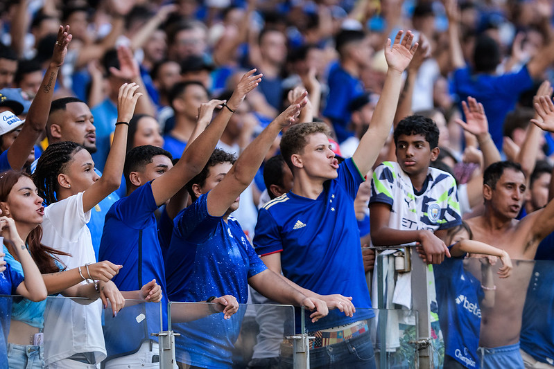 Torcedores do Cruzeiro reagem à demissão de Fernando Seabra