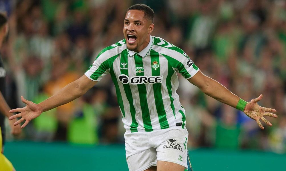 Vitor Roque cita inspiração em ex-atacante do Atlético ao ser apresentado no Betis