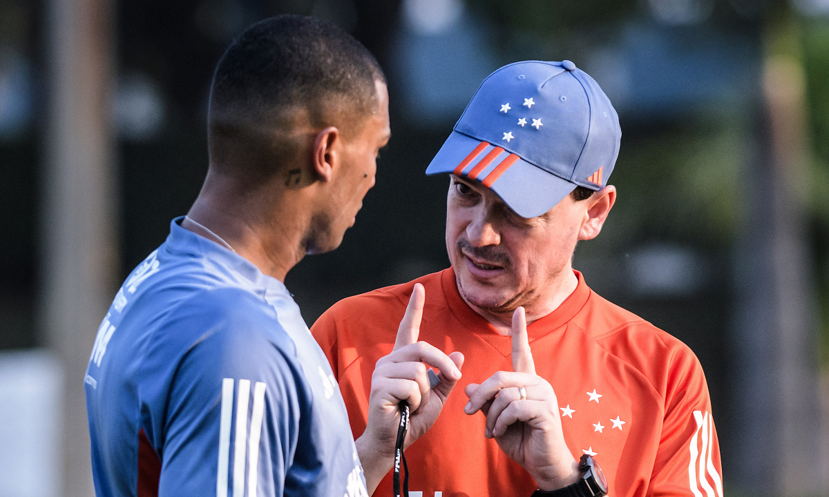 Diniz em conversa com Walace (foto: Gustavo Aleixo/Cruzeiro)