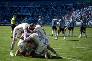 Jogadores do Atlético comemorando gol contra o Grêmio (foto: Pedro Souza / Atlético )