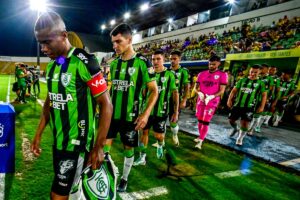 Jogadores do América entrando em campo (foto: Mourão Panda / América)