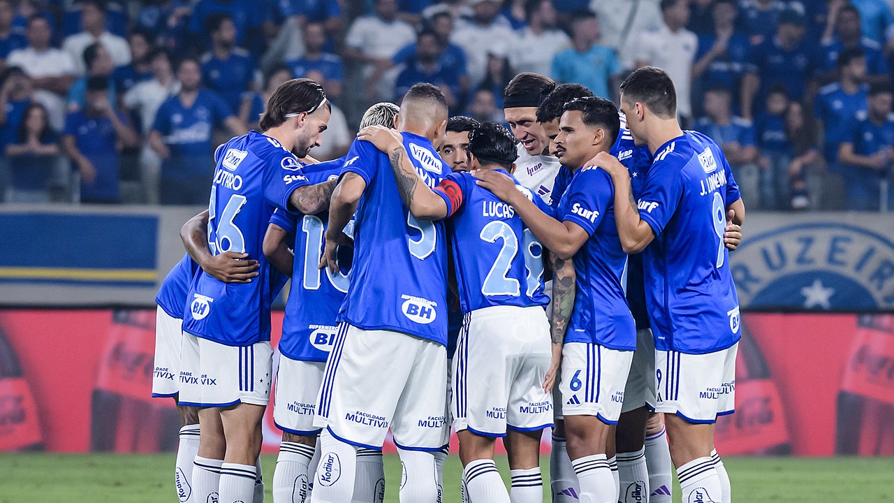 Time do Cruzeiro reunido em campo (foto: Gustavo Aleixo/Cruzeiro)