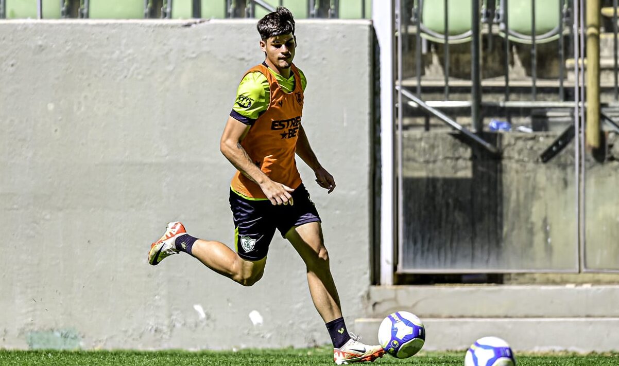 Paulinho, lateral-esquerdo do América Sub-20 (foto: Mourão Panda/América)