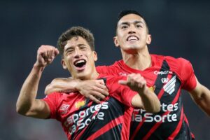 Jogadores do Athletico-PR comemorando (foto: Albari Rosa / AFP)