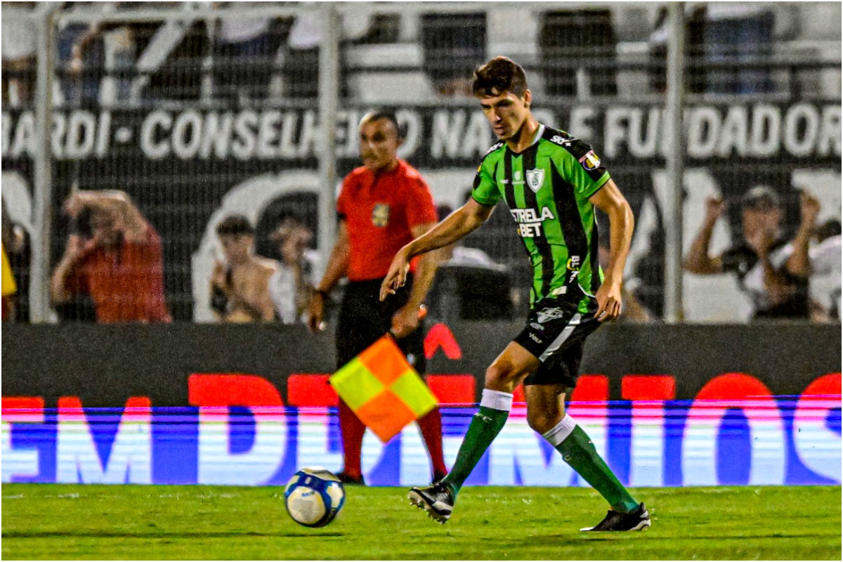 Alê em campo pelo América (foto: Mourão Panda/América)