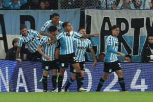 Jogadores do Racing comemorando (foto: ALEJANDRO PAGNI / AFP)