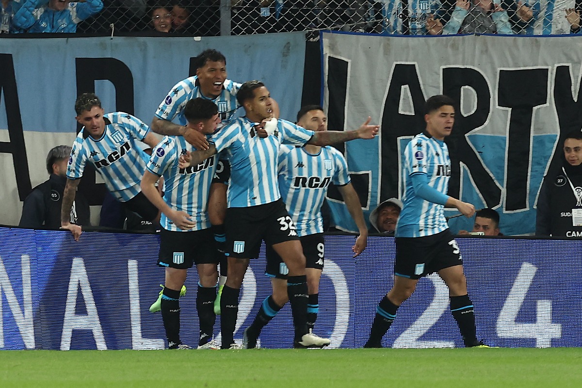 Jogadores do Racing comemorando (foto: ALEJANDRO PAGNI / AFP)