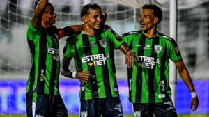 Jogadores do América comemorando gol sobre Ponte Preta (foto: Mourão Panda/América)