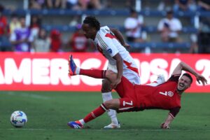 André Carrillo em ação com a camisa do Peru (foto: Jamie Squire/AFP)