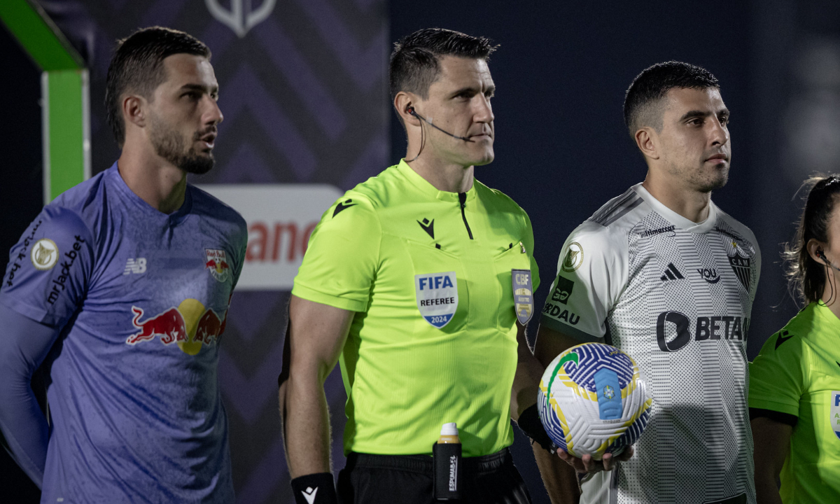 Cleiton e Battaglia antes de duelo entre Bragantino e Atlético (foto: Pedro Souza/Atlético)