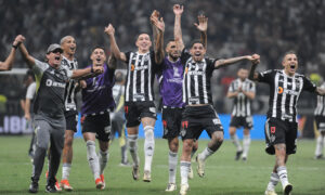 Jogadores do Atlético comemoram classificação sobre o Fluminense na Libertadores (foto: Alexandre Guzanshe/EM/DA.Press)