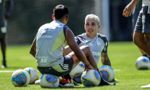 Zaracho e Saravia em treino do Atlético (foto: Pedro Souza/Atlético)