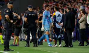 Arbitragem parou a partida após o time da casa arremessar objetos em direção ao goleiro do Real Madrid (foto: OSCAR DEL POZO / AFP)