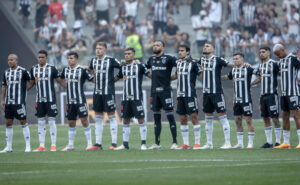 Jogadores do Atlético reunidos antes de duelo contra o Cuiabá, na Arena MRV, pelo Campeonato Brasileiro (foto: Pedro Souza/Atlético)