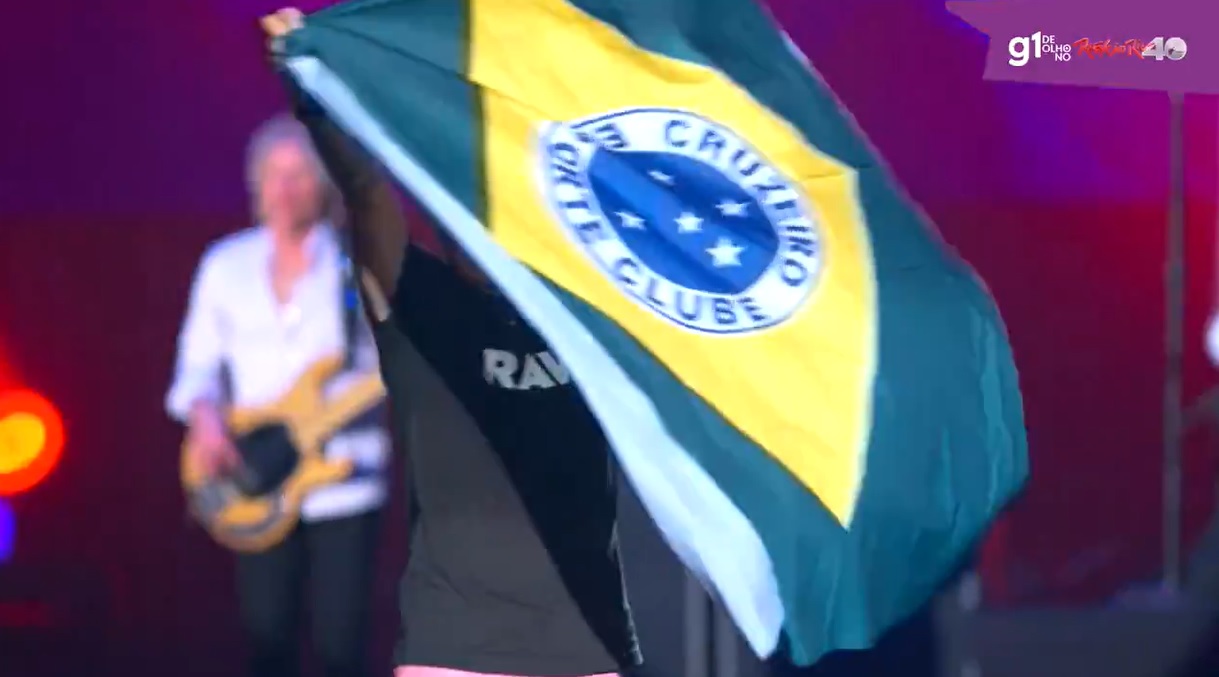 Arnel Pineda, do Journey, mostra bandeira do Brasil com símbolo do Cruzeiro no Rock in Rio (foto: Reprodução/Multishow)