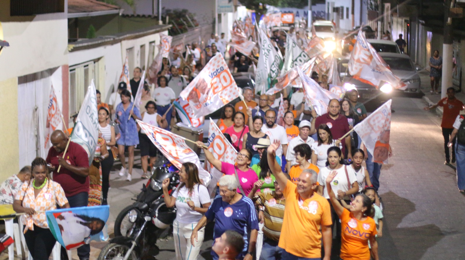 Eduardo e Lelé caem nos braços do povo durante caminhada noturna no Vale Verde