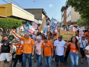 Eduardo e Lelé fazem caminhada regional Leste