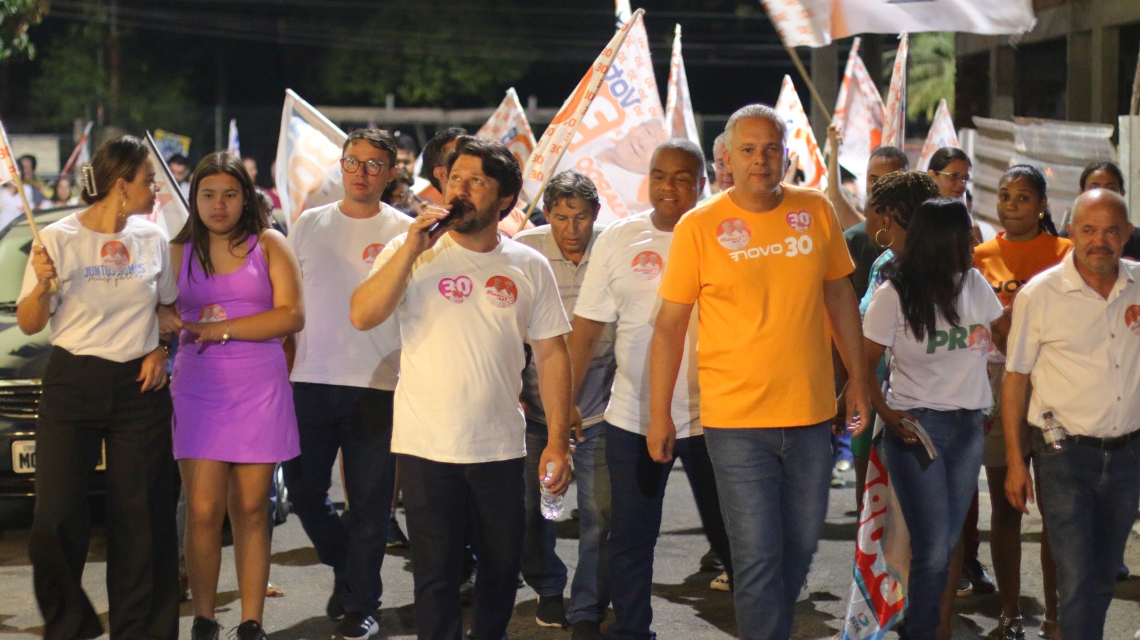 Eduardo 30 destaca entregas de obras e serviços durante caminhada no bairro Primavera