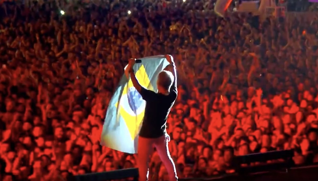 Cantor internacional exibe bandeira do Brasil com escudo do Cruzeiro no Rock in Rio